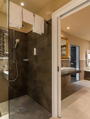 Badezimmer mit Badewanne und Dusche - Suite Lodge Norwegian