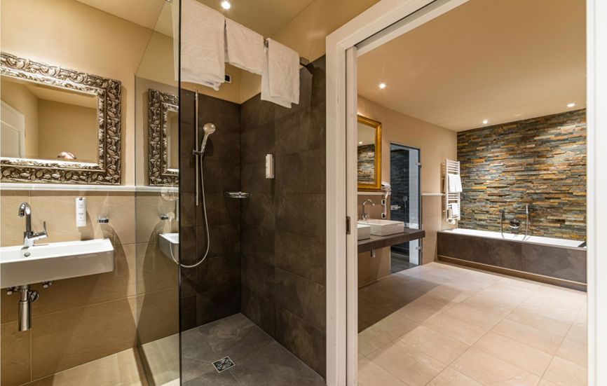 Bathroom with shower and bathtub - Suite Lodge Norwegian