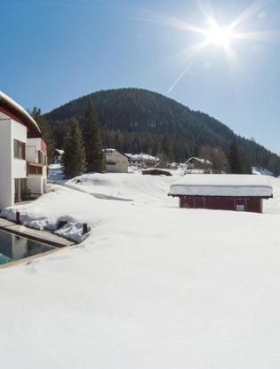 Hotel Santer mit Pool im Winter