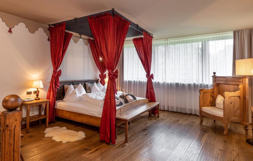 Camera da letto rustica con letto a baldacchino - Romantik Suite Lodge