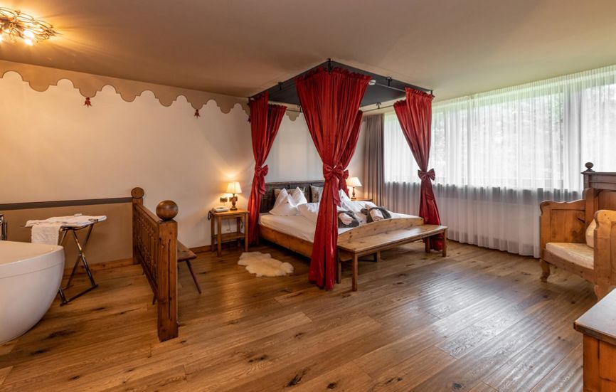 Schlafzimmer mit Himmelbett und Badewanne - Romantik Suite Lodge