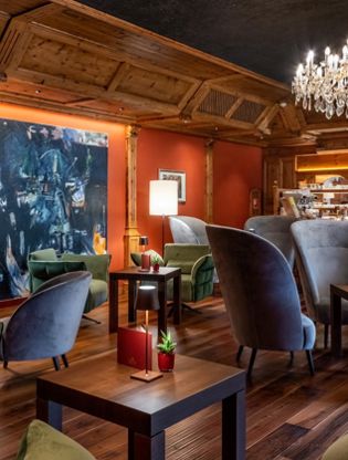 Unsere großzügige und gemütliche Bar - Hotel Santer mit Restaurant in Toblach
