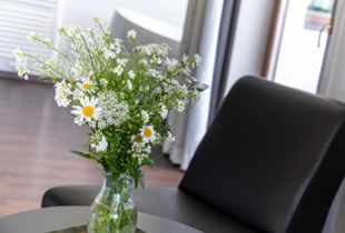 Vase mit Blumen in der Suite Lodge Nathalie