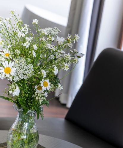 Vase mit Blumen in der Suite Lodge Nathalie