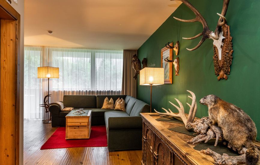 Im Wohnzimmer der Romantik Suite Lodge finden sich einige Jagdtrophäen und ausgestopfte Tiere