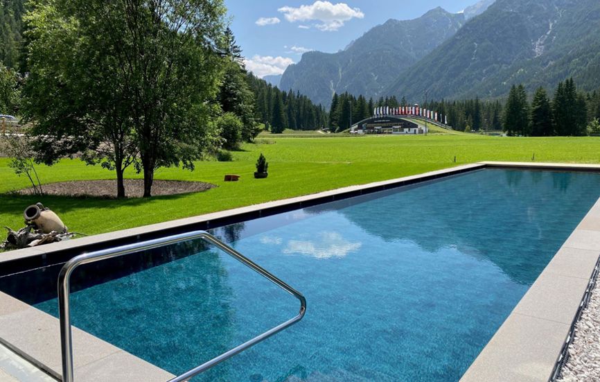 Outdoor pool with a view of the Dolomites