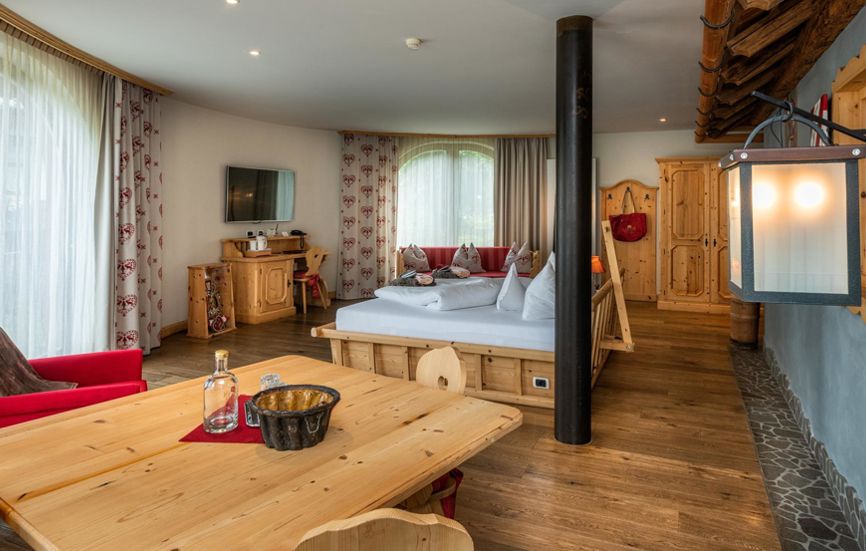 Suite Lodge Jürgen con pavimento e arredi in legno e balcone a sud