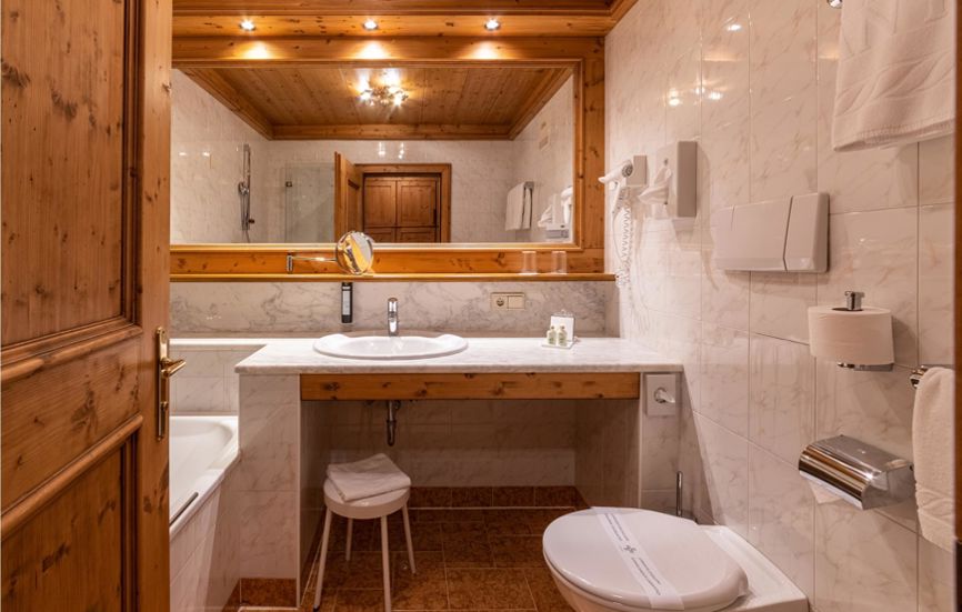 Bathroom with a big mirror, sink, bathtub and toilet - Double room Landro