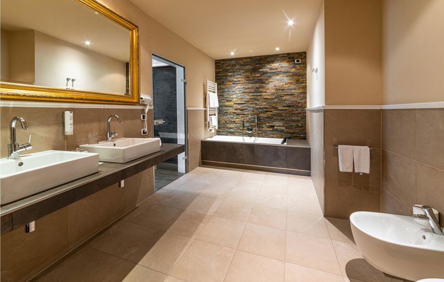 Bagno con vasca, due lavandini e un bidet - Suite Lodge Norwegian