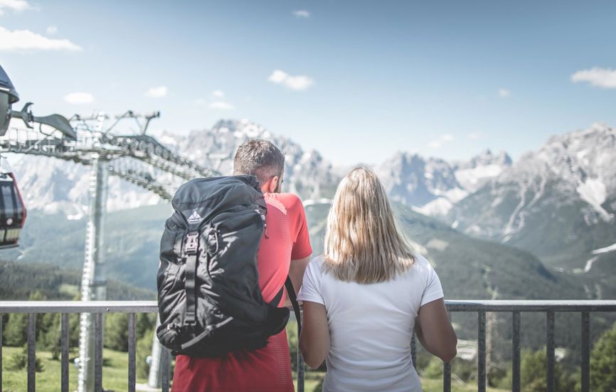 Paar genießt die Aussicht beim Urlaub in Toblach