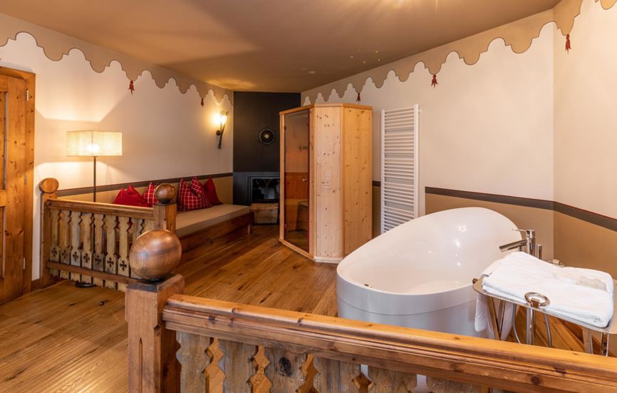 Schlafzimmer mit Badewanne und Infrarotsauna - Romantik Suite Lodge
