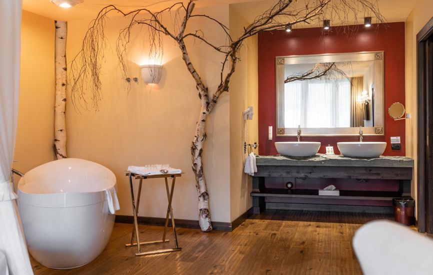 Suite Lodge Stephanie mit offenem Bad und Badewanne im Schlafzimmer