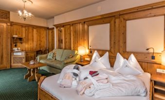 Doppelzimmer Alpenrose mit Wandvertäfelung im Tiroler Stil