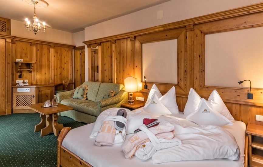 Doppelzimmer Alpenrose mit Wandvertäfelung im Tiroler Stil