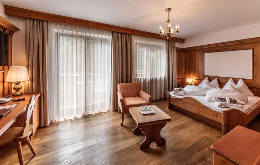 Zimmer in Toblach mit Doppelbett und Balkon