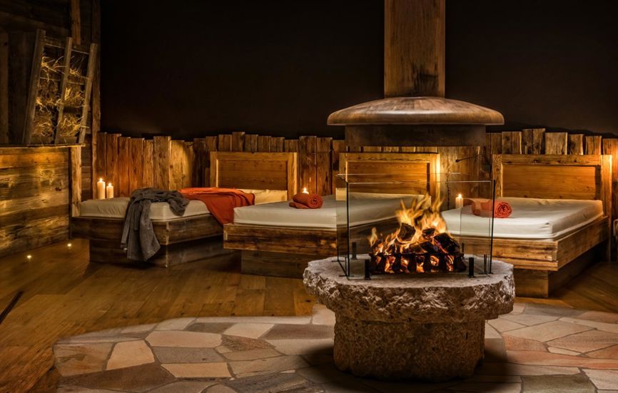 Nach dem Saunagang im Ruheraum entspannen im Wellnesshotel Santer im Pustertal