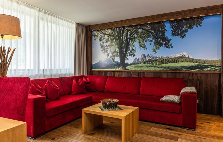 Soggiorno con grande divano ad angolo - Suite Lodge Saskia