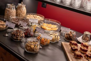Müsli, Trockenobst und Kuchen am Frühstücksbüffet