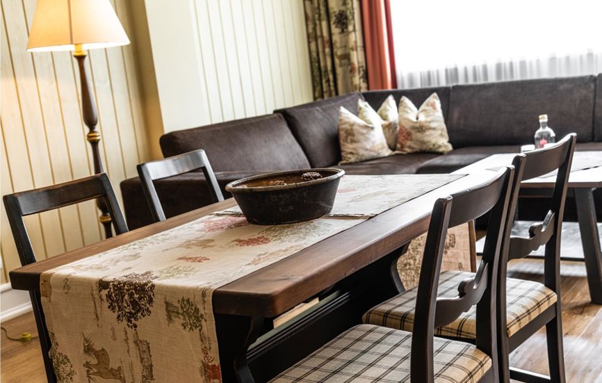 Soggiorno con tavolo da pranzo e divano - Suite Lodge Norwegian