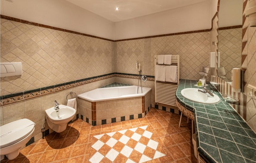 Tiled bathroom with bathtub, WC, bidet and sink - Suite