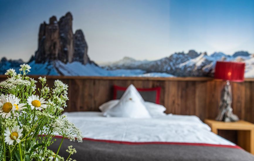 A bouquet of flowers in the bedroom of the Suite Lodge Saskia