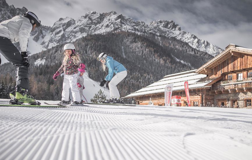 Familie beim Skifahren