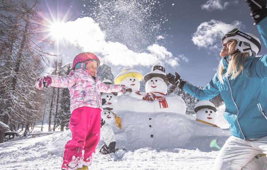 Winter vacation in Toblach: building snowmen