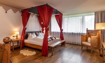 Das rustikale Schlafzimmer mit Himmelbett - Romantik Suite Lodge