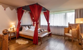 Camera da letto rustica con letto a baldacchino - Romantik Suite Lodge