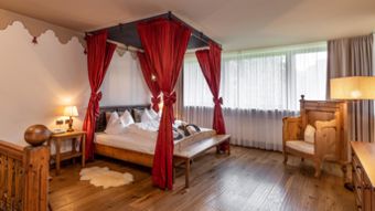 Camera da letto rustica con letto a baldacchino - Romantik Suite Lodge