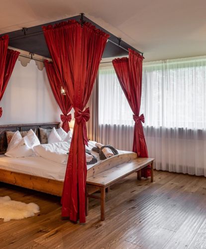 Camera da letto rustica con letto a baldacchino - Romantik Suite Lodge