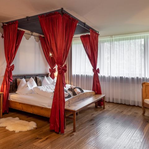 Das rustikale Schlafzimmer mit Himmelbett - Romantik Suite Lodge