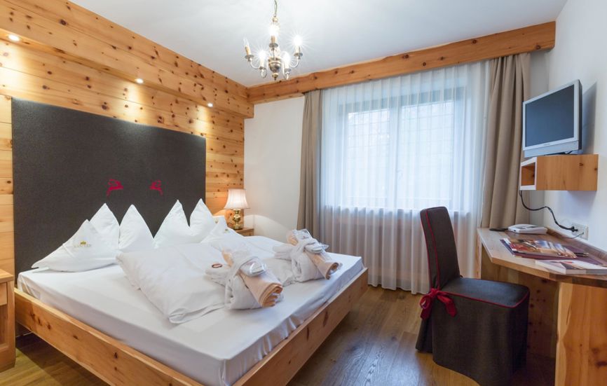 Suite in pine wood in the Dolomites