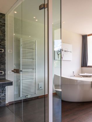 Bathroom with panoramic bathtub and separate sink - Suite Lodge Nathalie