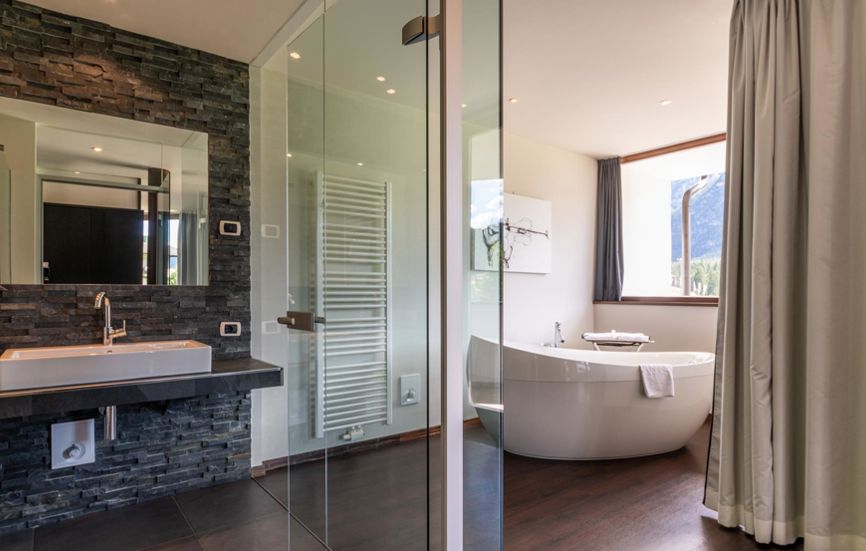 Bathroom with panoramic bathtub and separate sink - Suite Lodge Nathalie