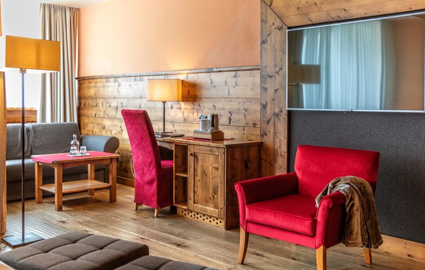 Doppelzimmer Landro Lodge mit Wohnecke und Flatscreen-TV