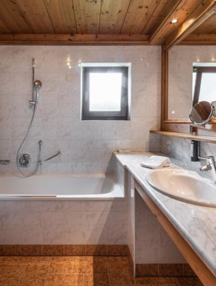 Bathroom with a big mirror, sink, bathtub and toilet - Double room Landro