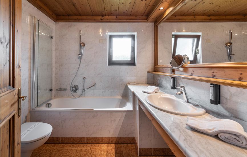 Badezimmer mit großem Spiegel, Badewanne, WC und Waschbecken - Doppelzimmer Landro