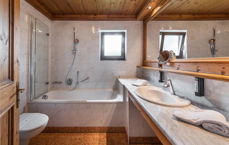 Bathroom with a big mirror, sink, bathtub and toilet - Double room Landro