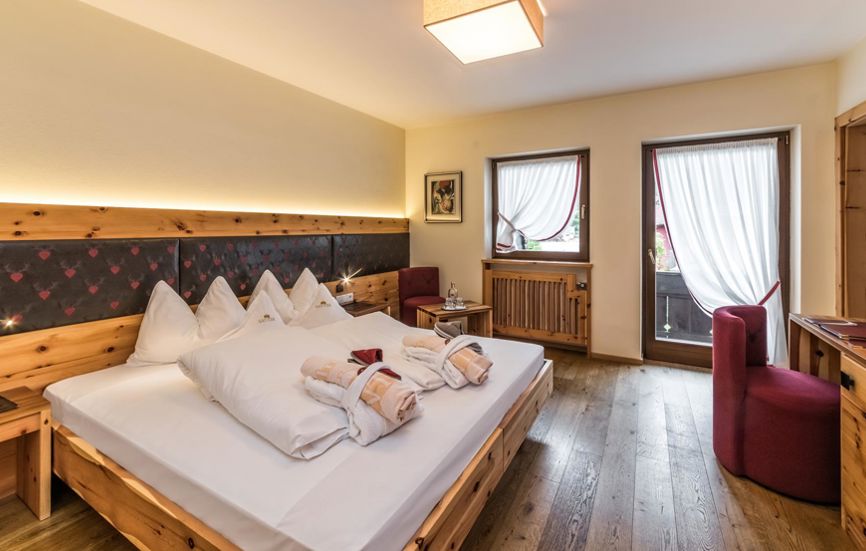 Zimmer in Toblach mit Doppelbett und Balkon