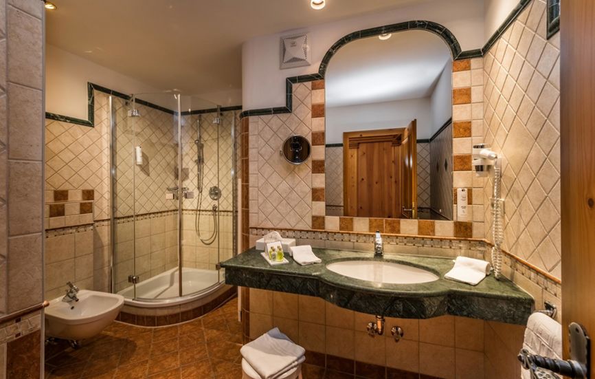 Gefliestes Badezimmer mit Dusche, Waschbecken und Bidet - Doppelzimmer Alpenrose