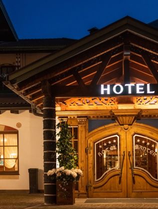 Hotel Santer in Toblach am Abend