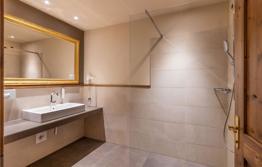 Bathroom with sink and shower - Romantik Suite Lodge