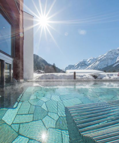 Unser Hotel in Toblach mit Pool im Winter