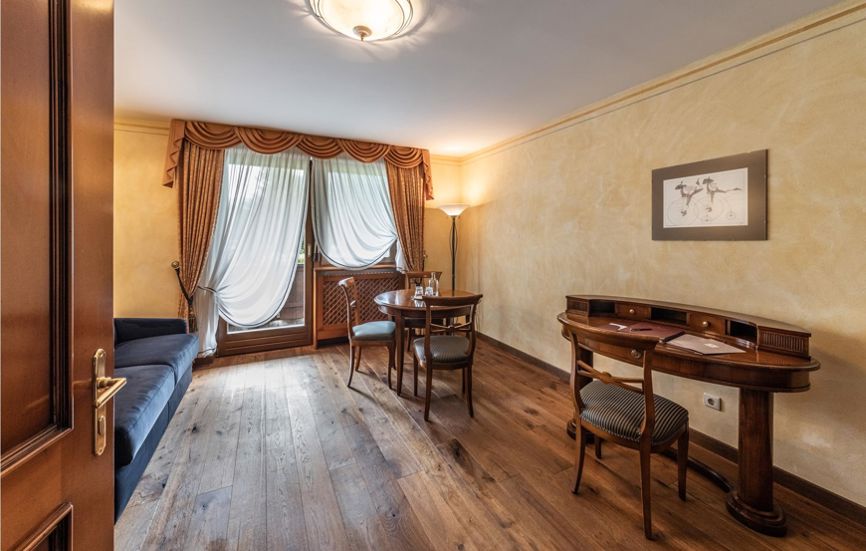 Wohnzimmer der Suite mit Balkon