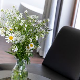 Vase mit Blumen in der Suite Lodge Nathalie