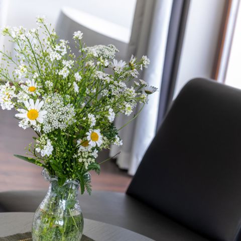 Vase mit Blumen in der Suite Lodge Nathalie