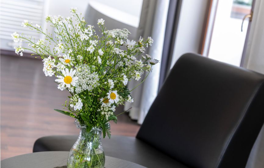 Vase mit Blumen in der Suite Lodge Nathalie