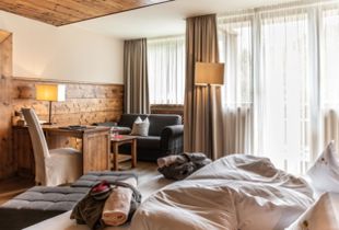 Doppelzimmer Landro Lodge mit Wohnecke und Südbalkon