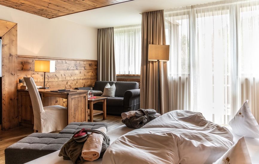 Doppelzimmer Landro Lodge mit Wohnecke und Südbalkon